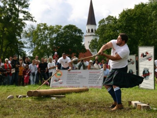 Kalniešu spēlēs Siguldā triumfē skots Sinklērs Peišens